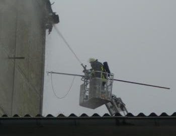 Dach des Kalksandsteinwerkes in Flammen