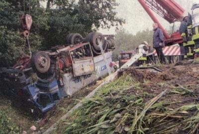 Fahrer unter Führerhaus eingeklemmt