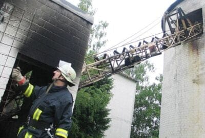 Flammen von Förderband auf Turm übergeschlagen