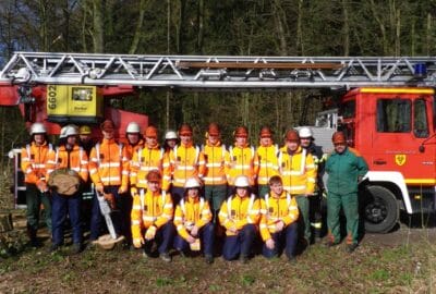 Feuerwehrleute fit gemacht für den Umgang mit Gefahren im Wald