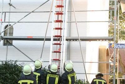 Pastor hilft Kirchturm löschen