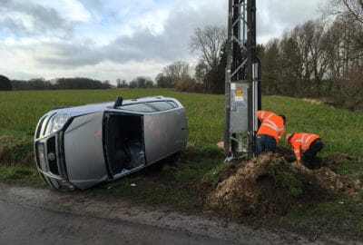 Auto schleudert gegen Strommasten