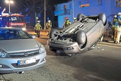 Schwer verletzte Person nach Auffahrunfall und Überschlag