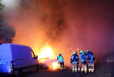 Feuerwehr löscht brennende Autos