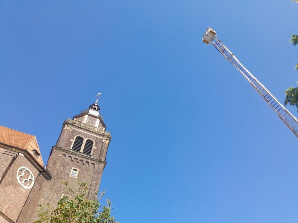 Dieses Bild hat ein leeres Alt-Attribut. Der Dateiname ist 2023_09_09_mit_der_drehleiter_in_den_himmel_gehoben_02_az_vt-1024x768.jpg