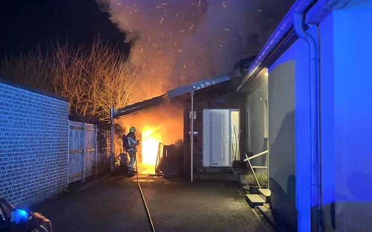 Muelltonne Geraet Unter Carport In Brand Polizei