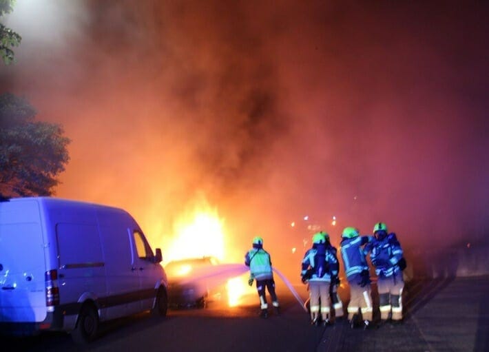 L Feuerwehr Loescht Brennende Autos Pol